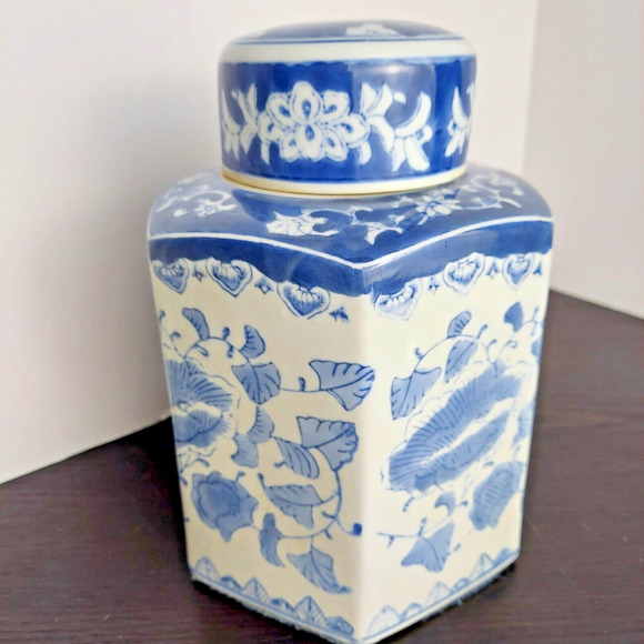 Porcelain Lidded Ginger Jar Vintage Style Blue and White Floral Motif 9" w/Lid - Picture 6 of 15